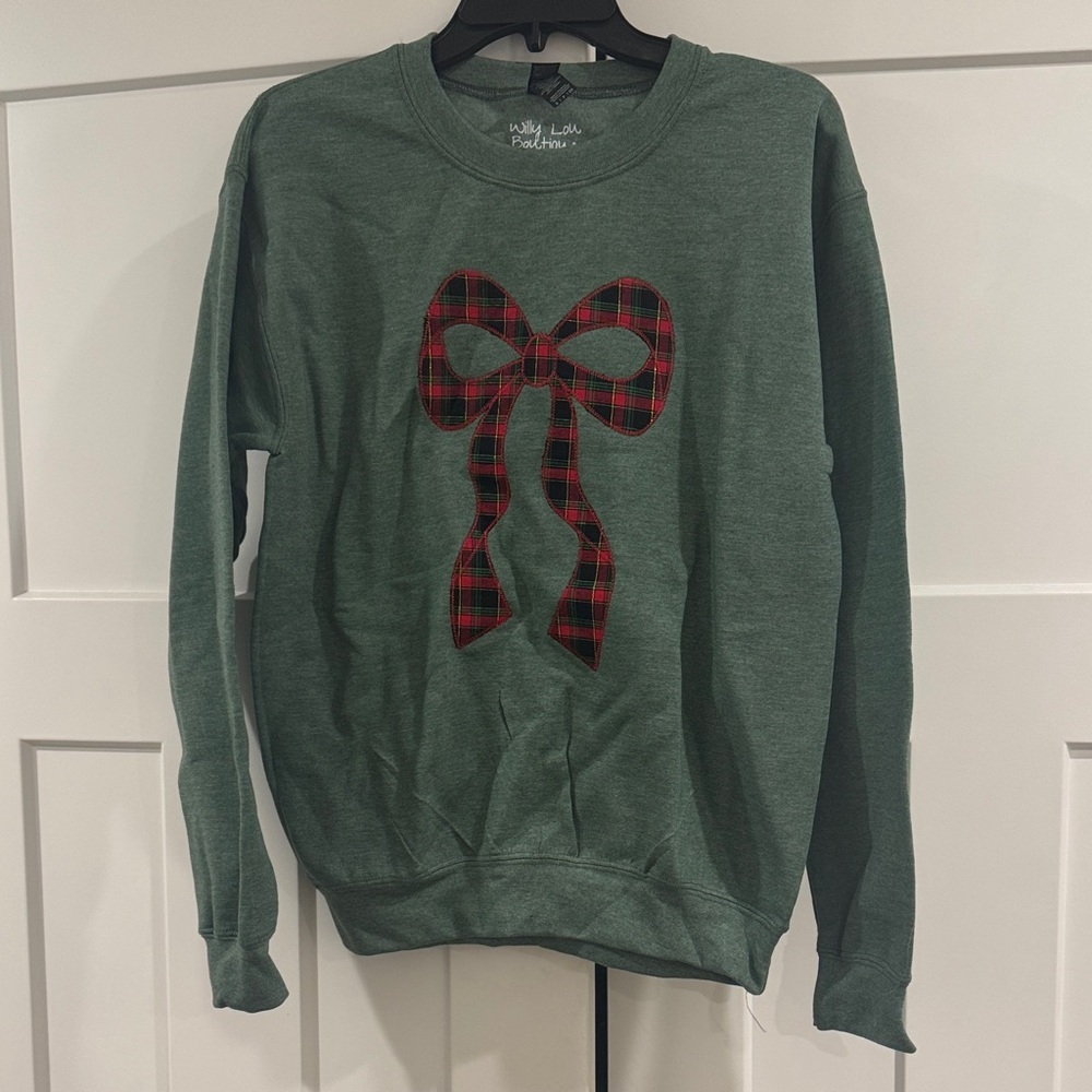 Willy Lou Boutique Green Crewneck Sweatshirt, Red Plaid Christmas Bow, Small